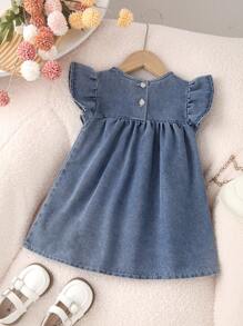 SHEIN Vintaside Kids 女婴新款蓝色水洗休闲宽松荷叶边袖牛仔连衣裙，甜美时尚花卉刺绣，舒适褶皱下摆设计，百搭简约，适合日常穿着 - 中等水洗藍 - 查看 2