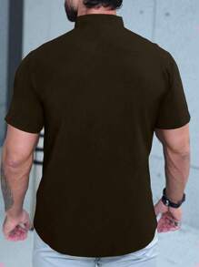 Manfinity Homme Camisa casual de manga corta con parche estampado de letras para hombres de talla grande