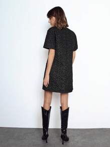 Maija Vestido Curto Casual Preto Texturizado de Manga Curta e Gola Redonda para Mulheres, Versátil para Festa, Outono/Inverno, Dia dos Namorados, Festival - Preto - Visão 4