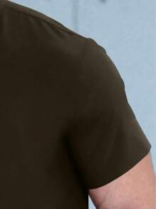 Manfinity Homme Camisa casual de manga corta con parche estampado de letras para hombres de talla grande
