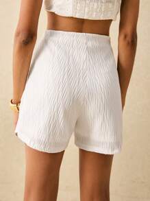 Poéselle Shorts Envolventes Brancos em Material Texturizado Branco com Detalhes Dourados - Perfeito para Moda de Verão, Shorts Envolventes Femininos, Casual, Leve de Verão, Roupa de Praia, Shorts Brancos, Shorts de Praia, Parte de Baixo de Verão - Branco - Visão 3