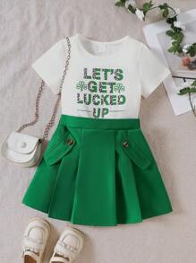 Set de 2 piezas de conjunto informal y lindo para niñas pequeñas, que incluye una blusa de punto de manga corta con cuello redondo y estampado de trébol para la primavera/verano, y una falda plisada de línea A de color liso