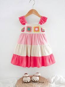 Cozy Pixies Vestido de bebé niña con cintura ceñida, ruedo con volantes, cuello cuadrado y parches de colores contrastantes