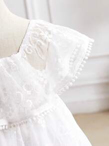 SHEIN Vestido de verano blanco con bordado floral y volantes de malla para bebé niña - Blanco - Ver 3
