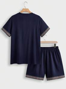 Manfinity Homme Conjunto casual de camiseta de manga corta con cuello en V y pantalón corto con parches y ribete para hombre - Azul Marino - Ver 2