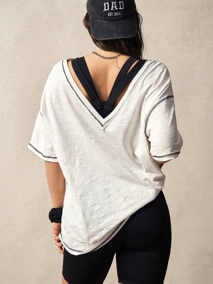 VARSITIE 圆领宽松撞色后背 V 领 T 恤