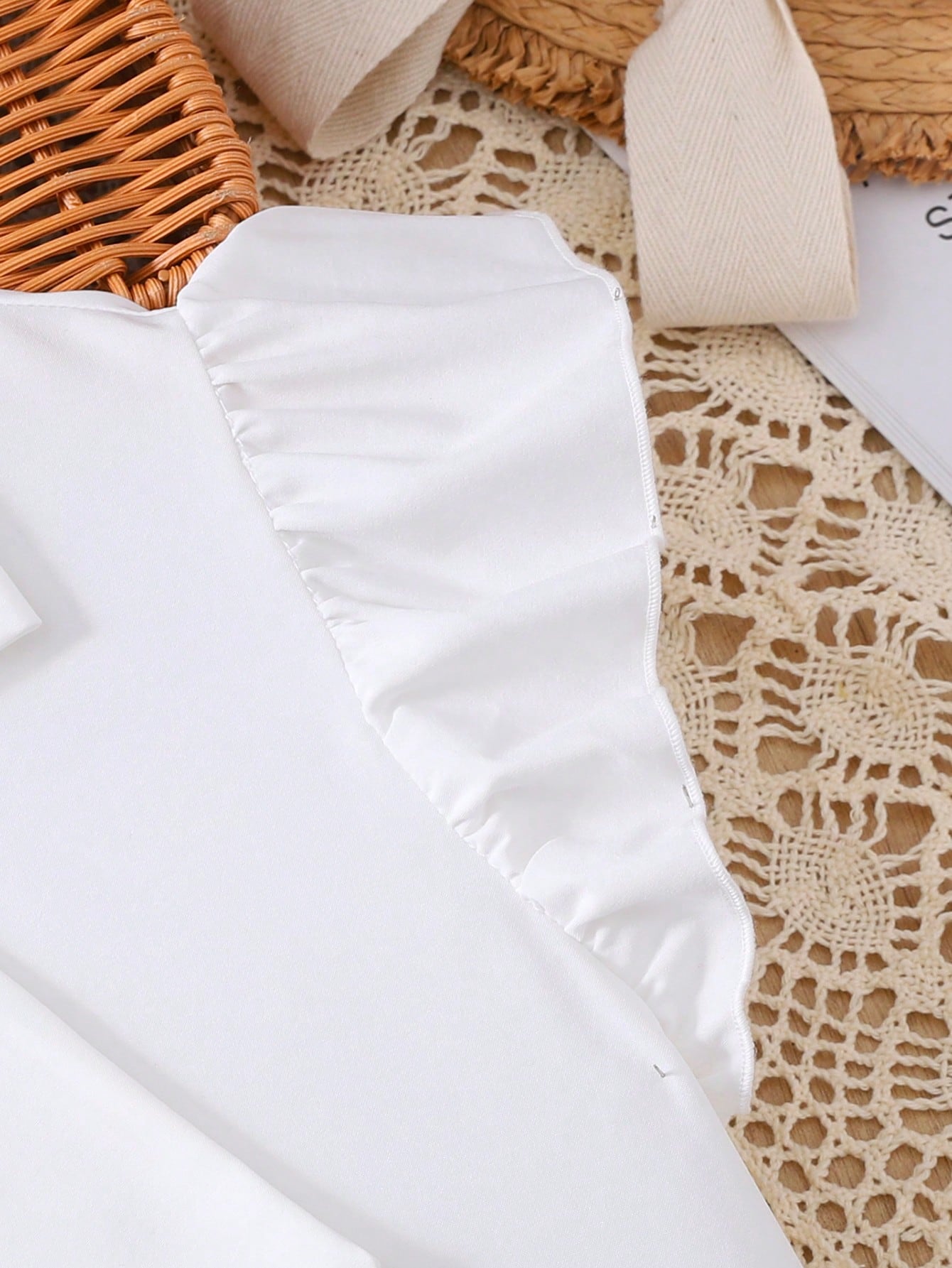 SHEIN قميص منسوج بلون أحادي مع كشكشة وزخرفة فيونكة...