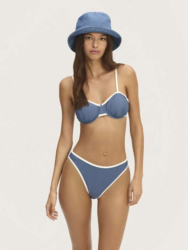 Nöista Two Pieces Bikini Set
Featuring A Bralette Balconette Top With Contrast Color, Inner Pads, Adjustable Straps, And Brief Brazilian Shape. Perfect For Holidays!