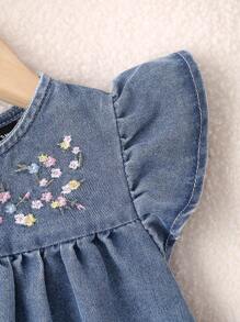 SHEIN Vintaside Kids 女婴新款蓝色水洗休闲宽松荷叶边袖牛仔连衣裙，甜美时尚花卉刺绣，舒适褶皱下摆设计，百搭简约，适合日常穿着 - 中等水洗藍 - 查看 5