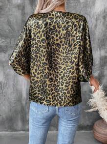 SHEIN LUNE 女式 V 领纽扣装饰短袖休闲宽松 O 形衬衫，带箔印花的机织面料，适合日常穿着、夏季 - 黑色和金色 - 查看 2