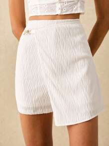 Poéselle Shorts Envolventes Brancos em Material Texturizado Branco com Detalhes Dourados - Perfeito para Moda de Verão, Shorts Envolventes Femininos, Casual, Leve de Verão, Roupa de Praia, Shorts Brancos, Shorts de Praia, Parte de Baixo de Verão - Branco - Visão 4