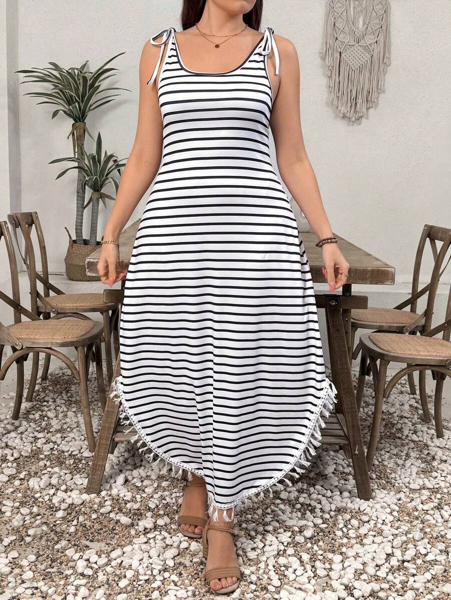 SHEIN Clasi فستان طويل للسيدات مطبوع بخطوط، للارتداء في العطلات - أبيض وأسود - مشاهدة 1