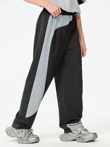 SHEIN Explorewe 1 件男童休闲宽松拼布运动裤，深灰色调展现低调奢华，弧形裤腿设计，双色拼布增添独特性，舒适面料，适合日常穿着、户外、休闲、运动、散步 - 灰色 - 查看 3