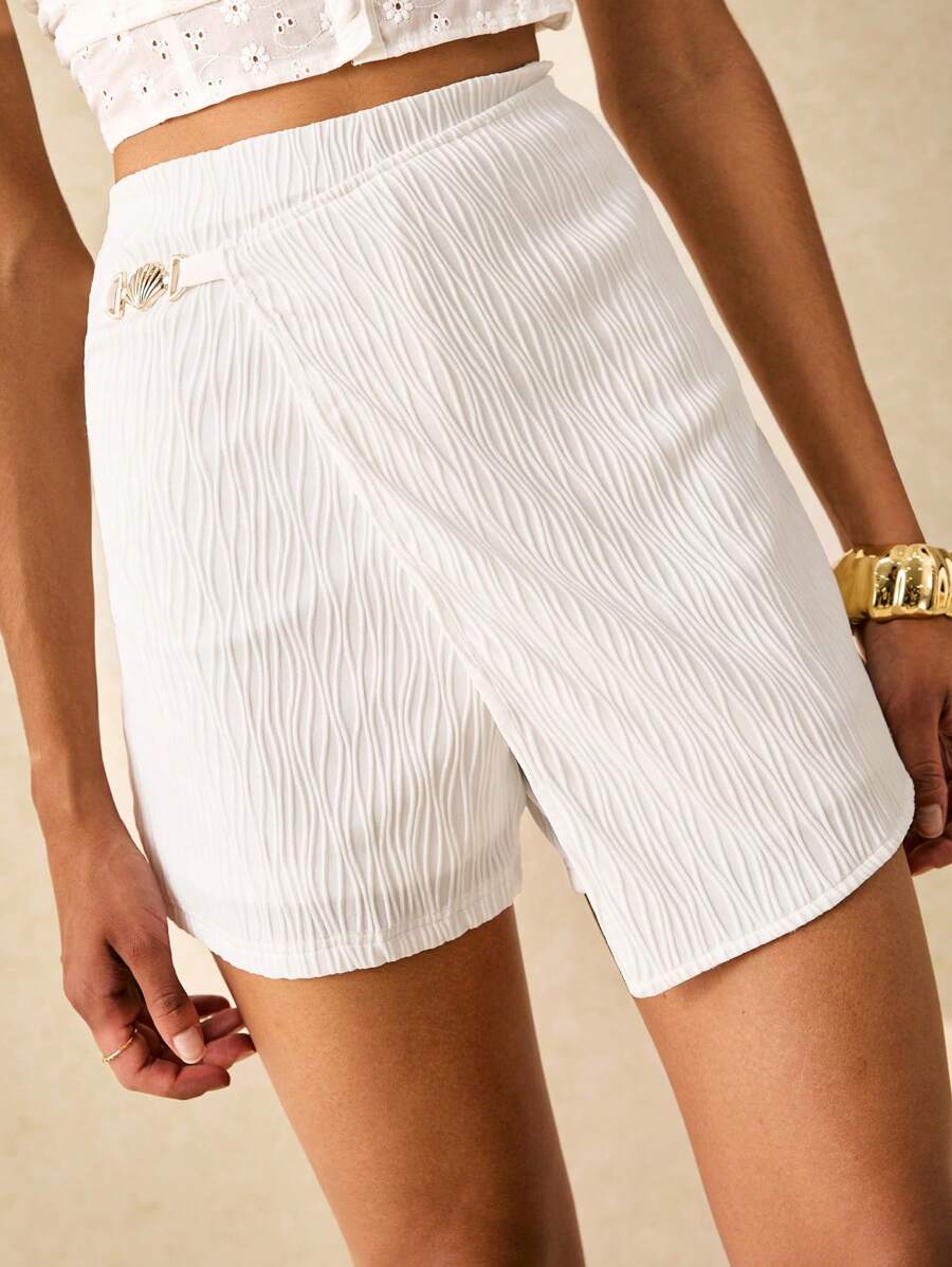 Poéselle Shorts Envolventes Brancos em Material Texturizado Branco com Detalhes Dourados - Perfeito para Moda de Verão, Shorts Envolventes Femininos, Casual, Leve de Verão, Roupa de Praia, Shorts Brancos, Shorts de Praia, Parte de Baixo de Verão - Branco - Visão 1