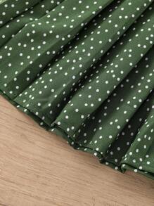 SHEIN Set de 2 piezas: Top con manga corta con volantes con estampado de figura femenina y minifalda plisada con lunares - Verde - Ver 3