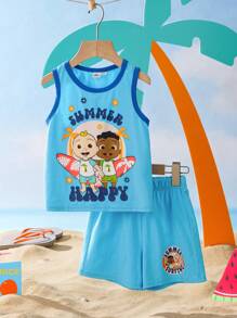 CoComelon X SHEIN Conjunto de camiseta de tirantes azul y pantalones cortos con estampado de personaje de dibujos animados de un niño pequeño surfista y palmeras en la playa, para vacaciones informales - Multicolor - Ver 1