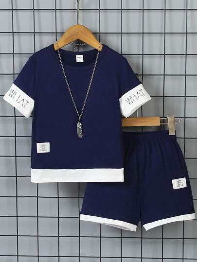 SHEIN 2件套男童字母拼接圆领短袖短裤套装，带贴布，适合夏季度假、旅行、休闲、日光浴