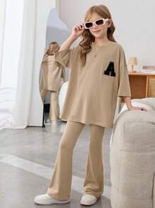 SHEIN Leap Crew Tween 女童宽松短袖 T 恤和喇叭裤套装，带字母和贴花装饰，休闲 2 件套服装 - 杏色 - 查看 3