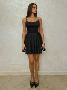 SHEIN BAE Vestido corto de satén con cuello pronunciado, tirantes finos, espalda descubierta, lazo y dobladillo acampanado de doble capa, apropiado para damas de honor, invitadas de boda, despedida de soltera, baile de graduación, fiesta de Navidad - Negro - Ver 4