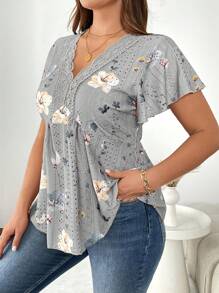 SHEIN Frenchy 大码女式扎染花卉 V 领蕾丝拼布纹理 T 恤