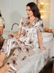 LuxeNights Conjunto de pijama de mujer con top de cuello de solapa y pantalones con estampado floral de seda sintética, ideal para vacaciones
