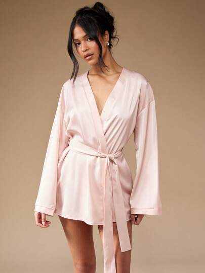 MISSGUIDED Bata de satén de lujo para dama de honor, longitud corta, para prepararse para la boda, bata de baño con texto de cristal, regalo para la fiesta nupcial, estilo kimono