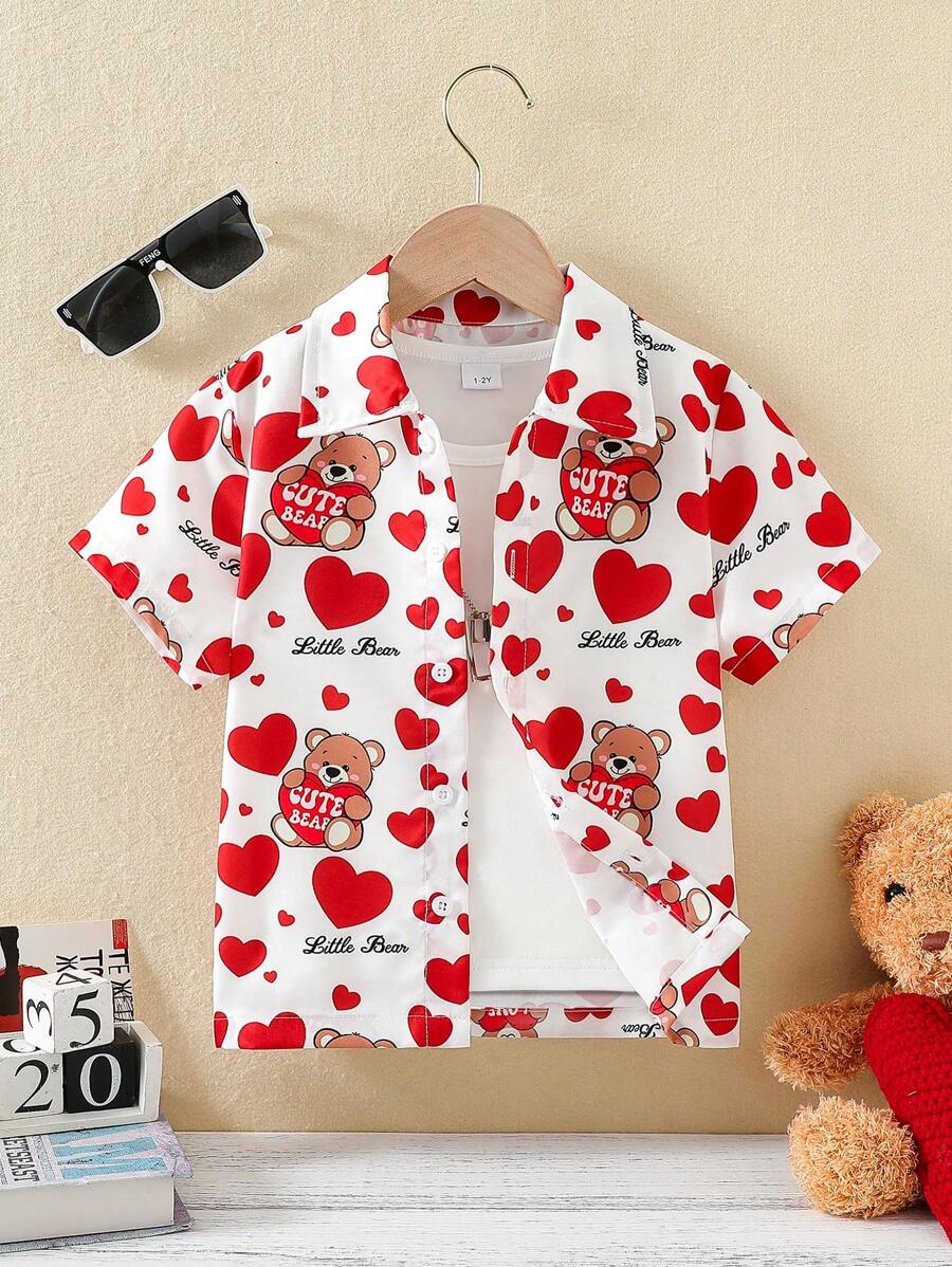 SHEIN Chemise à col et manches courtes et mignonne pour jeune garçon avec imprimé cœur et ours. Fournissant un port confortable pour les garçons pendant la saison estivale - Blanc - Voir 1