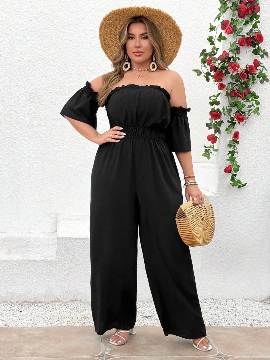 SHEIN Clasi Mono informal de talla grande para vacaciones con hombros descubiertos, unicolor y volantes en la cintura - Negro - Ver 1