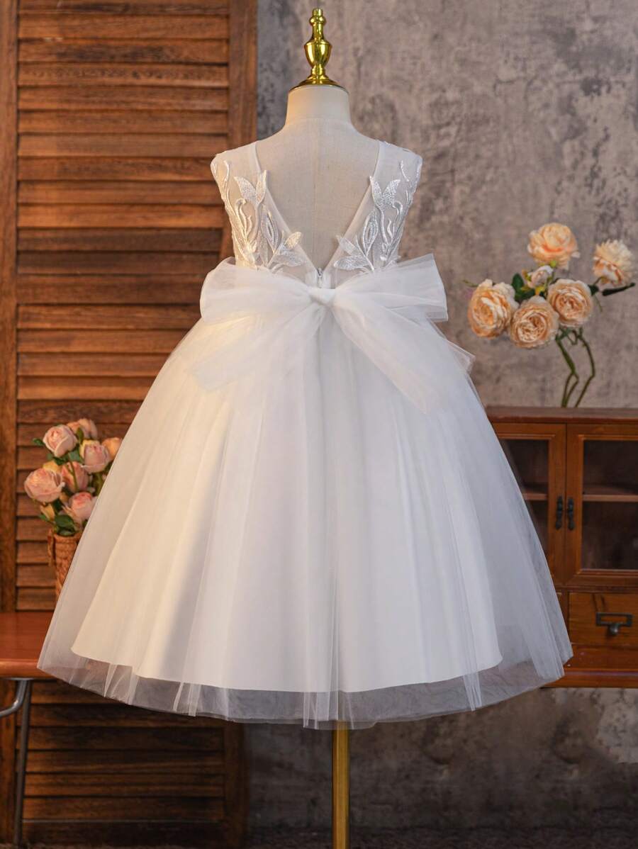 SHEIN Glamorique Kids 年轻女孩优雅白色网眼蝴蝶结蓬蓬公主婚礼派对礼服,适合所有季节 - 白色 - 查看 1