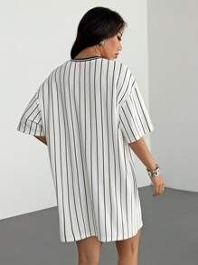 SHEIN EZwear 女士休闲 V 领落肩条纹字母印花运动连衣裙 - 黑與白 - 查看 2