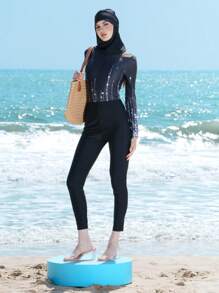 Swim Shayni 4 件套女士全覆盖防晒衣套装：黑白渐变印花长袖拉链连体泳衣、紧身裤和帽子 - 黑色 - 查看 5
