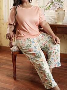 大码女式短袖上衣和花卉印花裤睡衣套装