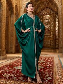 Al Najma 女士优雅连衣裙，深绿色，V 领蝙蝠袖珍珠点缀华丽缎面阿拉伯连衣裙，奢华晚礼服阿拉伯连衣裙，端庄 - 墨綠色 - 查看 3