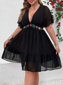 SHEIN Clasi فستان قطعة كبيرة الحجم من شيفون مزخرف بأعمال الكروشيه باشكال ملاصقة مع طرف مكسر - الأسود - مشاهدة 7