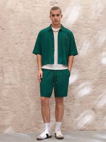 Manfinity VCAY 2pcs/Set Men's Woven Fashion Casual Loose Fitting Short Sleeve Shirt & Elastic Waist Straight Leg Shorts