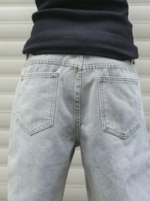 Manfinity EMRG 男士口袋破洞磨边休闲牛仔短裤街头休闲学院风热带风情 - 淺色水洗藍 - 查看 4