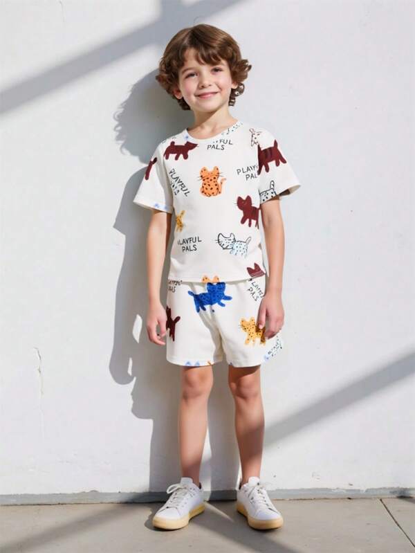 SHEIN 2 buc. Tricou cu mânecă scurtă cu model de pisică din desene animate și set de pantaloni scurți asortati în talie, design simplu și la modă prezintă un stil unic, potrivit pentru băieți, ținută zilnică ocazională vara