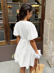 Serisse Damen einfarbiges Minikleid mit tiefen V-Ausschnitt, Puffärmeln und bestickten Blumendetails, Lässig, Urlaubsoutfit und Datenight-Kleidung, Frühling/Sommer - Weiss - Übersicht 2