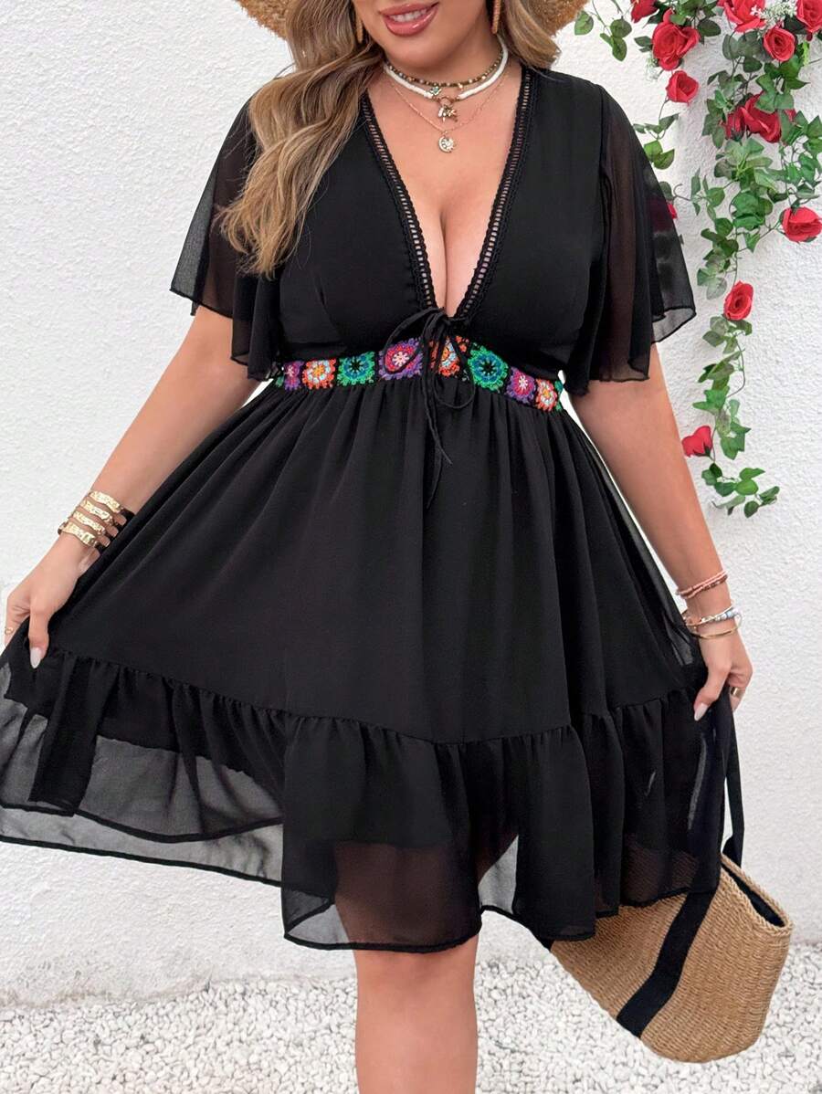 SHEIN Clasi فستان قطعة كبيرة الحجم من شيفون مزخرف بأعمال الكروشيه باشكال ملاصقة مع طرف مكسر - الأسود - مشاهدة 1