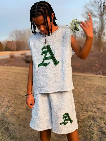 SHEIN 適合十幾歲男孩的舒適字母印花背心短褲套裝