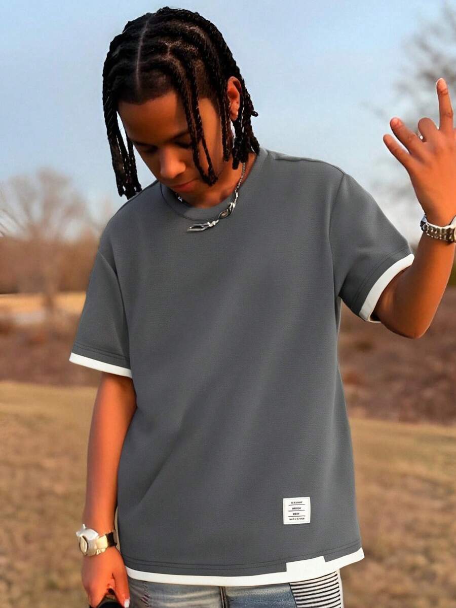 Camiseta con diseño de bloque de color y aplicación de letra para adolescentes varones, adecuada para uso casual y de viaje - Gris - Ver 1