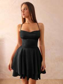 SHEIN BAE Vestido corto de satén con cuello pronunciado, tirantes finos, espalda descubierta, lazo y dobladillo acampanado de doble capa, apropiado para damas de honor, invitadas de boda, despedida de soltera, baile de graduación, fiesta de Navidad - Negro - Ver 2