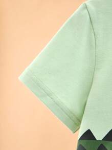 SHEIN مجموعة تي شيرت كاجوال بأكمام قصيرة وبتصميم قصدير 3D مطبوع وبنطلون للأنشطة الخارجية في الربيع والصيف، مناسبة للاستخدام اليومي والرياضي للأولاد الصغار 2 قطعة