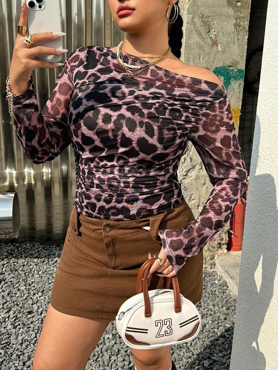 SHEIN EZwear Damen Große Größen Asymmetrischer Kragen Plissee Leoprint Leichtgewicht Figurbetontes Langarm Top, Frühling/Sommer - Mokka-Braun - Übersicht 1