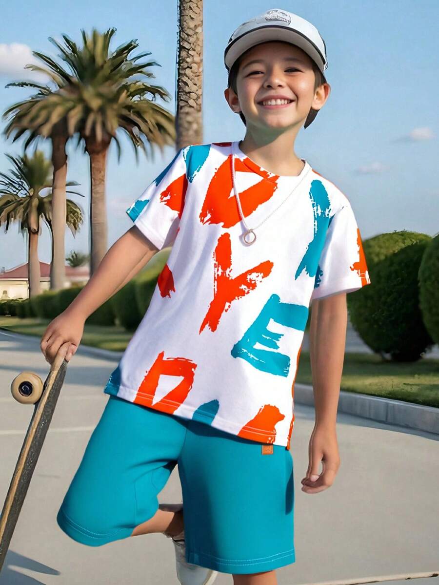 SHEIN 青少年男孩色彩印花圓領短袖T恤和純色短褲套裝 - 彩色 - 查看 1