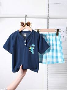 SHEIN 2 件套年轻男孩夏季时尚鹦鹉印花圆领插肩袖 T 恤，正面纽扣设计和格子图案松紧腰短裤，休闲运动装 - 彩色 - 查看 1
