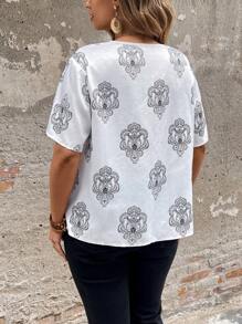 SHEIN Clasi Blusa de cuello con lazo de manga corta con estampado negro y aspecto de lino para mujer de talla grande, estilo bohemio y de festival - Blanco - Ver 2