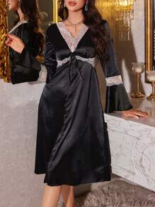 LuxeNights 撞色蕾丝拼布 V 领荷叶边腰部长袖优雅缎面睡袍 - 黑色 - 查看 4