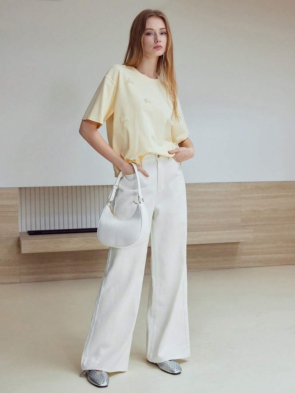 MOTF STUDIO FAUX PEARL BOW DETAIL T-SHIRT