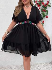 SHEIN Clasi فستان قطعة كبيرة الحجم من شيفون مزخرف بأعمال الكروشيه باشكال ملاصقة مع طرف مكسر - الأسود - مشاهدة 5